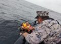 ANGGOTA Maritim Malaysia membantu seorang kru kapal korek pasir MV Vivo Arya yang tenggelam kira-kira 25 batu nautika barat laut Pulau Pasir Hitam, Perak, semalam. – IHSAN MARITIM MALAYSIA