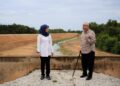 Izani Husin (kanan) bersama Siti Fairus semasa meninjau perkembangan terkini PLSB berhampiran Pos Kawalan Pasukan Gerakan Am (PGA) di Pos Kalai, Pasir Mas, Kelantan-UTUSAN/KAMARUL BISMI KAMARUZAMAN.