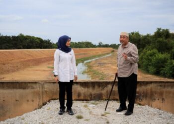 Izani Husin (kanan) bersama Siti Fairus semasa meninjau perkembangan terkini PLSB berhampiran Pos Kawalan Pasukan Gerakan Am (PGA) di Pos Kalai, Pasir Mas, Kelantan-UTUSAN/KAMARUL BISMI KAMARUZAMAN.