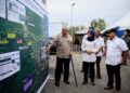 DR. Izani Husin (kiri) melihat peta Projek Lembangan Sungai Bersepadu (PLSB) Sungai Golok berhampiran Pos Kawalan Pasukan Gerakan Am (PGA) di Pos Kalai, Pasir Mas, Kelantan hari ini-UTUSAN/KAMARUL BISMI KAMARUZAMAN.