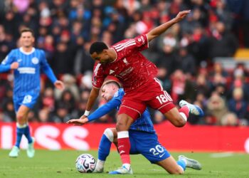 JOAO Costinha (tengah), dilayangkan kad kuning selepas mengasari penyerang Liverpool, Cody Gakpo (kanan), pada aksi Liga Perdana Inggeris di Anfield. - AFP