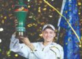 ELENA Rybakina meraikan kejayaan menjulang trofi selepas menewaskan Leylah Fernandez dari Kanada pada perlawanan akhir perseorangan wanita Kejohanan Tenis Terbuka Ningbo di China. - AFP