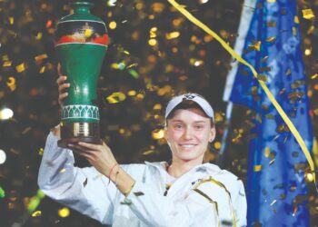ELENA Rybakina meraikan kejayaan menjulang trofi selepas menewaskan Leylah Fernandez dari Kanada pada perlawanan akhir perseorangan wanita Kejohanan Tenis Terbuka Ningbo di China. - AFP