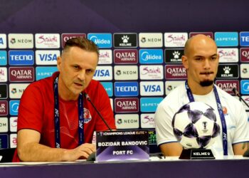 KETUA Jurulatih Port FC, Bozidar Bandovic bersama pemain, Manuel Tom Bihr pada sidang media menjelang perlawanan ACLE di Stadium Sultan Ibrahim, Iskandar Puteri disini. UTUSAN/RAJA JAAFAR ALI