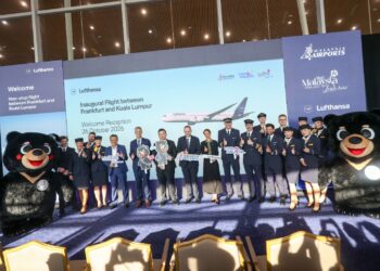 Chiew Choon Man (tujuh kiri) bergambar bersama krew penerbangan Lufthansa selepas menyambut ketibaan penerbangan sulung Lufthansa dari Frankfrut ke Kuala Lumpur di KLIA Terminal 1. - UTUSAN/FAISOL MUSTAFA