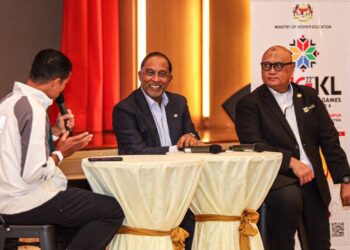 ZAMBRY Abdul Kadir (tengah) pada sesi townhall sempena Majlis Perhimpunan Bulanan KPT di Putrajaya.