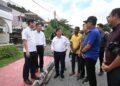 CHOW Kon Yeow (tiga dari kiri) ketika meninjau lokasi kejadian tanah runtuh di Taman Seri Rambai, Paya Terubong, Pulau Pinang hari ini.-GAMBAR/FACEBOOK