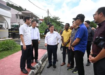 CHOW Kon Yeow (tiga dari kiri) ketika meninjau lokasi kejadian tanah runtuh di Taman Seri Rambai, Paya Terubong, Pulau Pinang hari ini.-GAMBAR/FACEBOOK