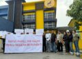 LEBIH 50 peserta gabungan NGO berhimpun di hadapan pejabat Bersama untuk tuntut Nik Nazmi undur, Rafizi henti hipokrasi.