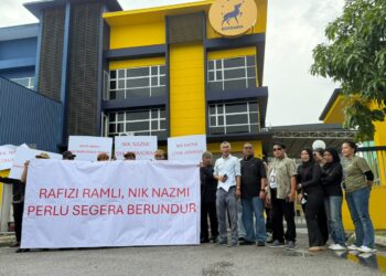 LEBIH 50 peserta gabungan NGO berhimpun di hadapan pejabat Bersama untuk tuntut Nik Nazmi undur, Rafizi henti hipokrasi.