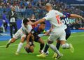 PENYERANG JDT Arif Aiman terjatuh apabila diasak pertahanan Port FC  pada perlawanan Liga Juara Asia Elit (ACLE)  di Stadium Sultan Ibrahim, Iskandar Puteri disini. UTUSAN/ RAJA JAAFAR ALI