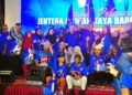AHMAD Zahid Hamidi dan Ab. Rauf Yusoh bersama bekas ahli Parti Keadilan Rakyat (PKR) yang menyertai UMNO pada Pelancaran Jentera Pilihan Raya BN Parlimen Masjid Tanah di Villa d'Acqua, Kampung Pulau, Melaka. - UTUSAN/AMRAN MULUP