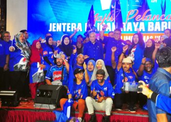 AHMAD Zahid Hamidi dan Ab. Rauf Yusoh bersama bekas ahli Parti Keadilan Rakyat (PKR) yang menyertai UMNO pada Pelancaran Jentera Pilihan Raya BN Parlimen Masjid Tanah di Villa d'Acqua, Kampung Pulau, Melaka. - UTUSAN/AMRAN MULUP