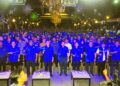 AHMAD Zahid Hamidi dan Ab. Rauf Yusoh mengibarkan bendera BN sebagai simbolik Pelancaran Jentera Pilihan Raya BN Parlimen Masjid Tanah di Villa d'Acqua, Kampung Pulau, Melaka. - UTUSAN/AMRAN MULUP