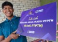 MUHAMMAD Farish Mohamad Fadzil gembira ketika menerima tawaran tawaran BAeK PTPTN di rumahnya di Kampung Baharu, Tasek Gelugor, Pulau Pinang.-UTUSAN/DANIAL SAAD