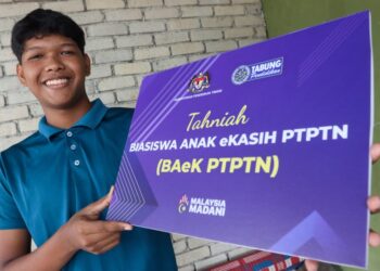 MUHAMMAD Farish Mohamad Fadzil gembira ketika menerima tawaran tawaran BAeK PTPTN di rumahnya di Kampung Baharu, Tasek Gelugor, Pulau Pinang.-UTUSAN/DANIAL SAAD