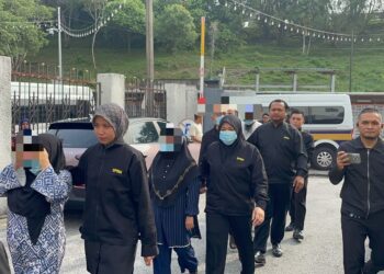 Dua pegawai penguat kuasa antara lima individu direman rasuah RM1 juta kes pekerja asing oleh SPRM Johor Bahru.