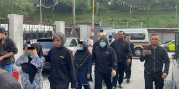 Dua pegawai penguat kuasa antara lima individu direman rasuah RM1 juta kes pekerja asing oleh SPRM Johor Bahru.