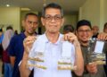 LUQMAN Ahmad (tengah) menunjukkan mutu padi semasa mengadakan lawatan di Kilang Padi Darul Naim, Mukim Tasek Berangan, Pasir Mas, Kelantan-UTUSAN/KAMARUL BISMI KAMARUZAMAN.