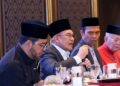 ANWAR Ibrahim dan Ustaz Abdul Somad hadir pada Majlis Ilmu Madani Bersama Perdana Menteri di Kompleks Seri Perdana, di Putrajaya. - UTUSAN/FAISOL MUSTAFA