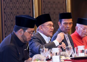 ANWAR Ibrahim dan Ustaz Abdul Somad hadir pada Majlis Ilmu Madani Bersama Perdana Menteri di Kompleks Seri Perdana, di Putrajaya. - UTUSAN/FAISOL MUSTAFA
