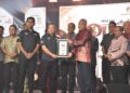 Edwin Yeoh Tiong Chin (dua dari kiri) ketika menyerahkan sijil MBOR kepada Md Amin Md Taff sambil disaksikan oleh Zambry Abd Kadir pada Malam Kemuncak Festival Puisi dan Lagu Rakyat Antarabangsa (PULARA) 2026 di Dataran MADANI, Seri Manjung.