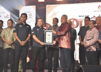 Edwin Yeoh Tiong Chin (dua dari kiri) ketika menyerahkan sijil MBOR kepada Md Amin Md Taff sambil disaksikan oleh Zambry Abd Kadir pada Malam Kemuncak Festival Puisi dan Lagu Rakyat Antarabangsa (PULARA) 2026 di Dataran MADANI, Seri Manjung.