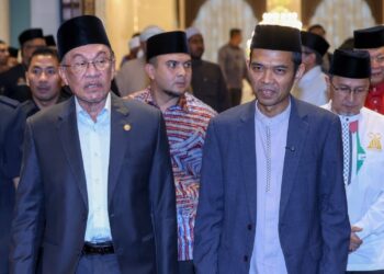 ANWAR Ibrahim dan Ustaz Abdul Somad hadir pada Majlis Ilmu Madani Bersama Perdana Menteri di Kompleks Seri Perdana, di Putrajaya. - UTUSAN/FAISOL MUSTAFA