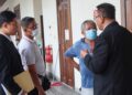 LEE Beng Hooi (dua dari kiri) dan rakannya Yeoh Keat Chye (dua dari kanan) ketika hadir ke Mahkamah Sesyen George Town, Pulau Pinang selepas didakwa atas pertuduhan menyeret seekor anjing dengan menaiki motosikal, bulan lepas.-UTUSAN/DANIAL SAAD