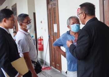 LEE Beng Hooi (dua dari kiri) dan rakannya Yeoh Keat Chye (dua dari kanan) ketika hadir ke Mahkamah Sesyen George Town, Pulau Pinang selepas didakwa atas pertuduhan menyeret seekor anjing dengan menaiki motosikal, bulan lepas.-UTUSAN/DANIAL SAAD