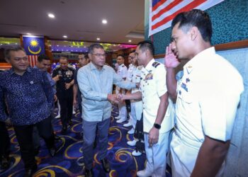AWANG Alik Jeman mengiringi Saifuddin Nasution Ismail ketika majlis perhimpunan bulanan KDN di Putrajaya. - UTUSAN/FAISOL MUSTAFA