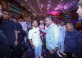 AWANG Alik Jeman mengiringi Saifuddin Nasution Ismail ketika majlis perhimpunan bulanan KDN di Putrajaya. - UTUSAN/FAISOL MUSTAFA