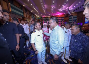 AWANG Alik Jeman mengiringi Saifuddin Nasution Ismail ketika majlis perhimpunan bulanan KDN di Putrajaya. - UTUSAN/FAISOL MUSTAFA