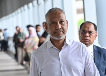 MOHD. Zaid Abdul Jalil yang didakwa atas pertuduhan memperdayakan Lembaga Pengarah FIC berhubung pelantikan sebuah syarikat bagi projek pembangunan komersial dan penilaian harga pasaran 24 tanah milik Felda ketika hadir bagi sebutan kes di Mahkamah Sesyen Kuala Lumpur, di sini hari ini. - UTUSAN/SYAKIR RADIN