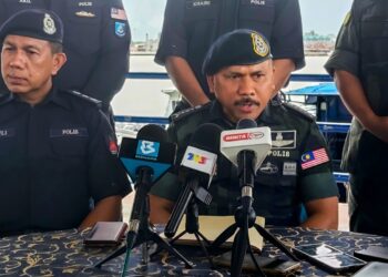 MOHD. Yusoff Mamat (tengah) semasa sidang media selepas melakukan lawatan di pesisir Sungai Kelantan di Markas Pasukan Polis Marin (PPM) Wilayah Tiga Pengakalan Kubor, Tumpat, Kelantan hari ini-UTUSAN/ROHANA ISMAIL