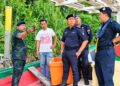 MOHD. Yusoff Mamat (kiri) bersama pegawai dan anggota semasa melakukan tinjauan di pesisir Sungai Kelantan dalam usaha membanteras penyeludupan PATI di Tumpat, Kelantan hari ini-UTUSAN/ROHANA ISMAIL