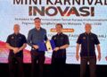 Daniel Khoo Jian Woon (dua dari kiri) menerima surat pelantikan Exco Skuad Sahabat JPJ peringkat pusat daripada Ketua Pengarah JPJ, Dato' Aedy Fadly Ramli (tiga dari kiri), pada Mini Karnival Inovasi JPJ hari ini.