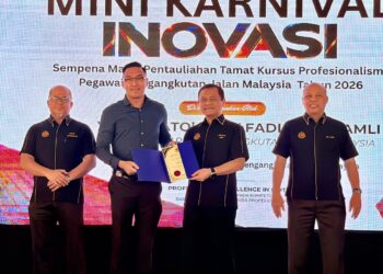 Daniel Khoo Jian Woon (dua dari kiri) menerima surat pelantikan Exco Skuad Sahabat JPJ peringkat pusat daripada Ketua Pengarah JPJ, Dato' Aedy Fadly Ramli (tiga dari kiri), pada Mini Karnival Inovasi JPJ hari ini.