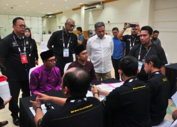 RAMLAN Harun melihat simulasi pendaftaran calon ketika meninjau persiapan di Pusat Penamaan Calon DUN Paya Rumput di Stadium Hang Jebat, Krubong, Melaka hari ini. - UTUSAN/AMRAN MULUP