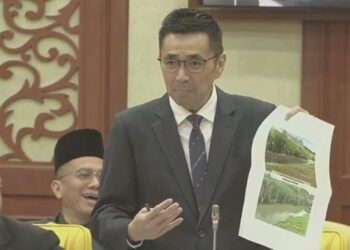 H'NG Mooi Lye menunjukkan gambar terkini keadaan Sungai Kereh di Tasek Gelugor ketika persidangan Dewan Undangan Negeri (DUN) Pulau Pinang, hari ini.-UTUSAN/SAFINA RAMLI