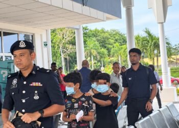 TIGA kanak-kanak lelaki warga Myanmar mengaku tidak bersalah ketika dihadapkan ke Mahkamah Majistret Bukit Mertajam, Pulau Pinang atas pertuduhan melakukan ugutan jenayah terhadap seorang warga emas, minggu lepas.