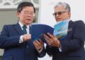 CHOW Kon Yeow (kanan) menerima buku laporan Belanjawan Negeri Pulau Pinang 2027 daripada Pegawai Kewangan Negeri Pulau Pinang, Datuk Zairi Mat Ali di Dewan Undangan Negeri (DUN) Pulau Pinang, hari ini.-UTUSAN/DANIAL SAAD