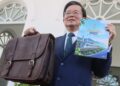 CHOW Kon Yeow menunjukkan beg dan buku laporan Belanjawan Negeri Pulau Pinang 2027 di Dewan Undangan Negeri (DUN) Pulau Pinang, hari ini.-UTUSAN/DANIAL SAAD