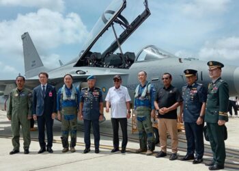 MOHAMED Khaled Nordin (tengah) bergambar di hadapan pesawat pejuang ringan FA-50M pertama Tentera Udara Diraja Malaysia (TUDM) di Pangkalan Udara Labuan. - RAEESAH HANAN