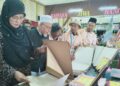 SITI Norina Muhamad (kiri) semasa melawat gerai pameran sempena Sambutan 100 Tahun Sekolah Kebangsaan (SK) Pasir Pekan, Tumpat, Kelantan, hari ini. - UTUSAN/ ROHANA ISMAIL