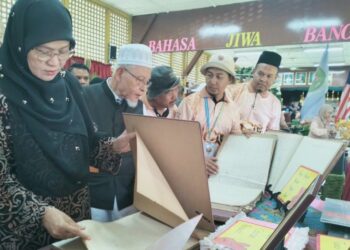 SITI Norina Muhamad (kiri) semasa melawat gerai pameran sempena Sambutan 100 Tahun Sekolah Kebangsaan (SK) Pasir Pekan, Tumpat, Kelantan, hari ini. - UTUSAN/ ROHANA ISMAIL
