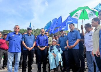 ASYRAF Wajdi Dusuki bersama Abdul Hadi Awang serta pemimpin Perikatan Nasional sempena penamaan calon PRN Melaka Ke-16 di perkarangan Dewan Tun Ali, Bukit Katil, hari ini.