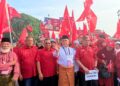 MOHAMAD Sabu ketika mengiringi Adly Zahari pada penamaan calon DUN Bukit Katil di Dewan Tun Ali, hari ini.