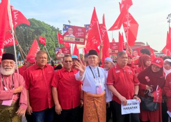 MOHAMAD Sabu ketika mengiringi Adly Zahari pada penamaan calon DUN Bukit Katil di Dewan Tun Ali, hari ini.