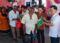 CHOW Kon Yeow (kanan) dan Goh Choon Aik (dua dari kanan) menyerahkan bantuan beras dan barang keperluan lain kepada penduduk setempat sempena program Deepavali Madani & Kesejahteraan Pengguna 2026 di Taman Merak, Simpang Ampat, Pulau Pinang.-UTUSAN/DANIAL SAAD